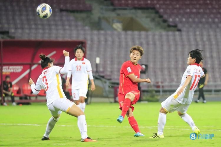 在他的电影《乌龟也会飞》里，纪实主义和心理镜头、景深镜头和蒙太奇穿插表现得自然流畅。